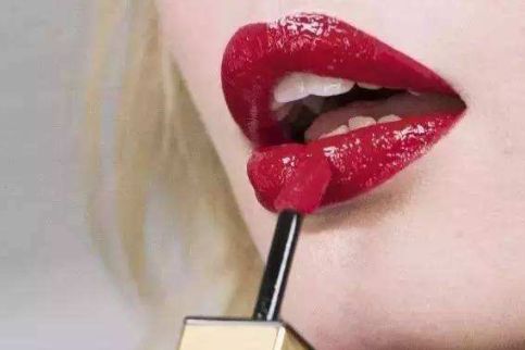 唇釉知识百科：唇釉怎么涂 唇釉和口红的区别-3